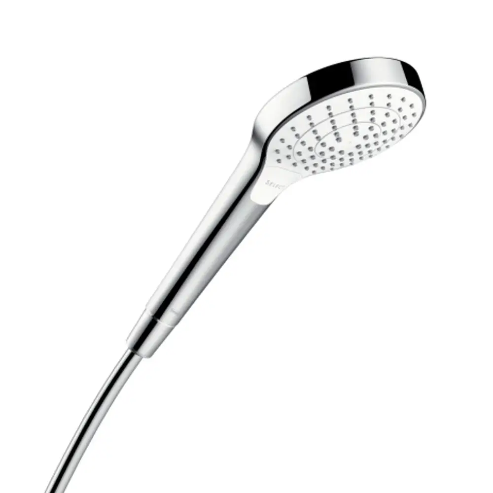 Handbrause mit glänzender chromfarbener Oberfläche und einem runden Kopf, der Wasserstrahlen aus mehreren Düsen abgibt. Produkt von Hansgrohe für die Montage im Badezimmer.